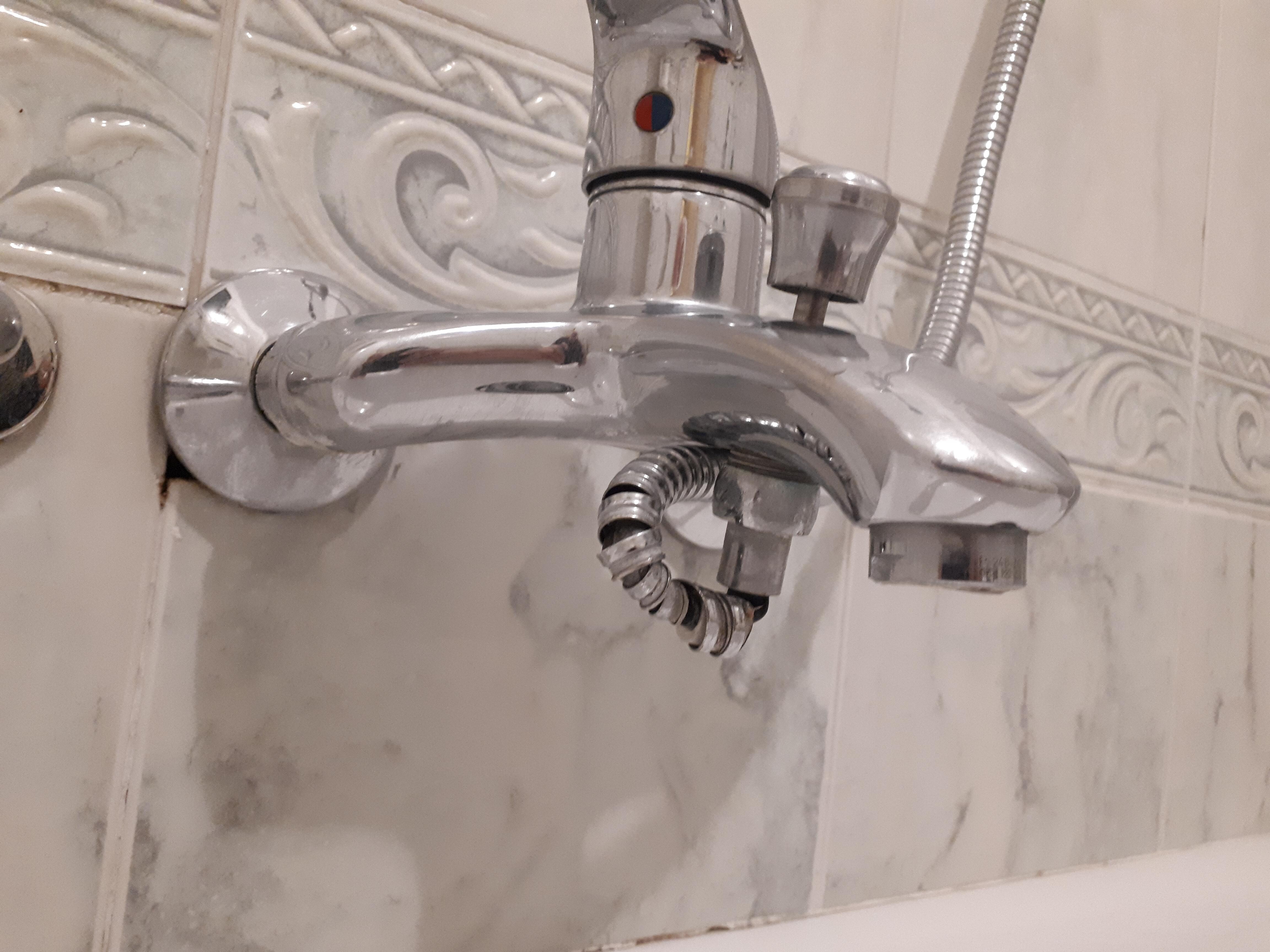 Miscelatore doccia con
Tubo rotto