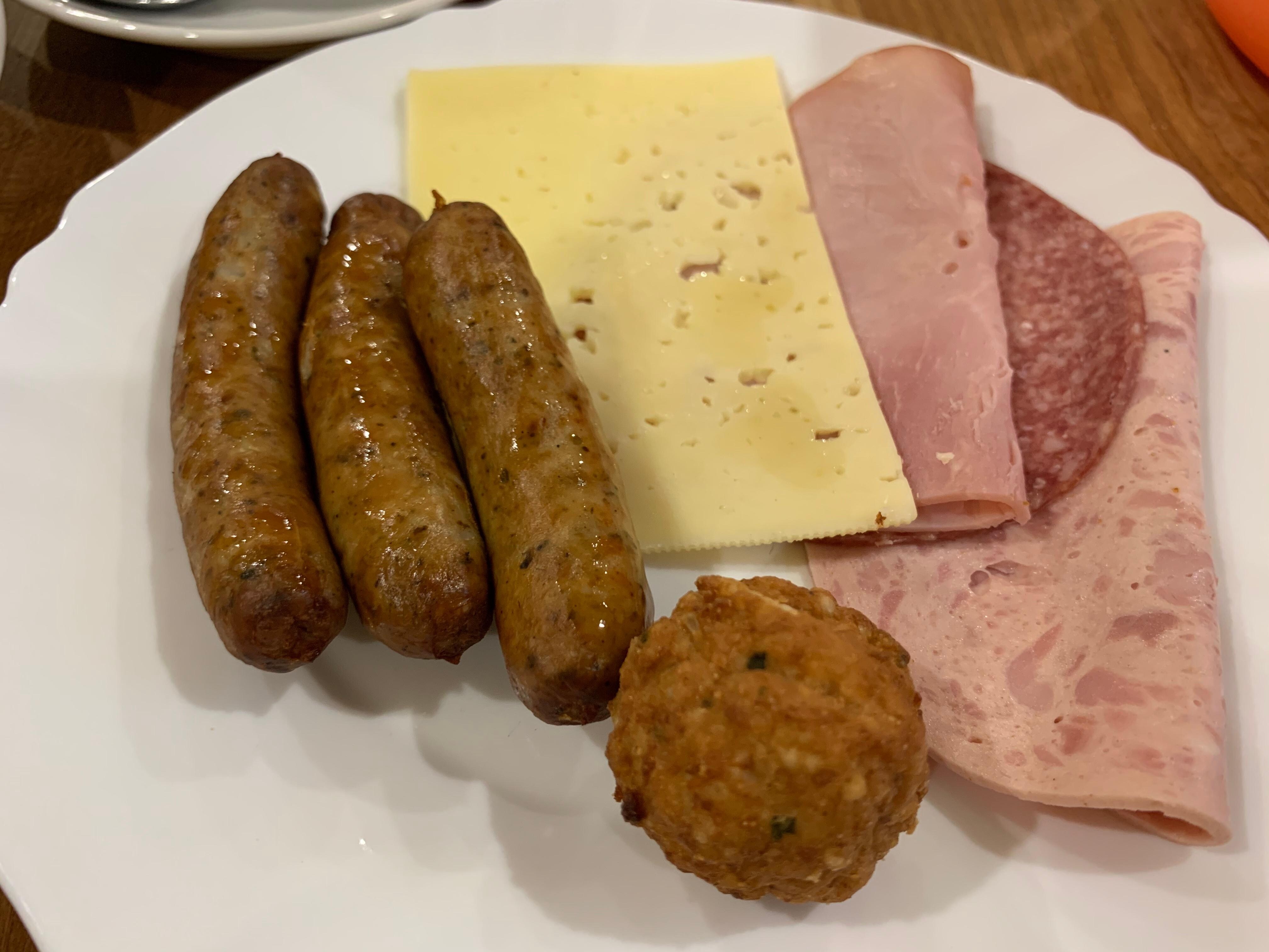 朝ごはん。ソーセージ美味しい。