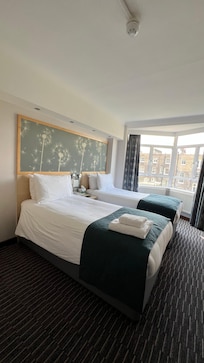 Twin bed room with garden facing