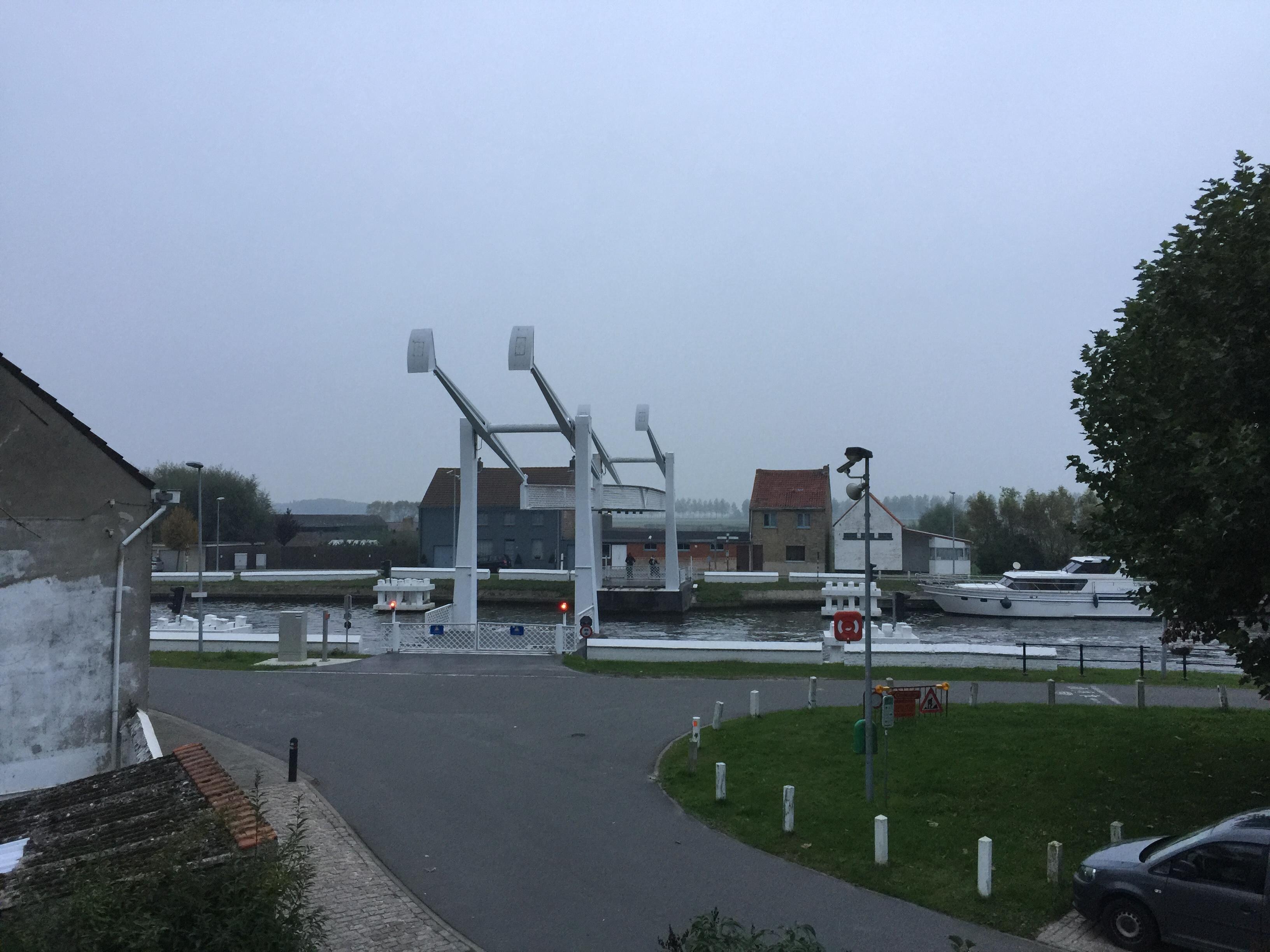 Blick auf den Kanal m.Brücke