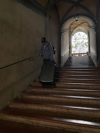 Trapporna med tung resväska