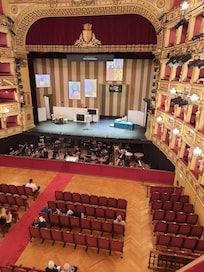 Die Opera Verdi vor der AuffĂŒhrung