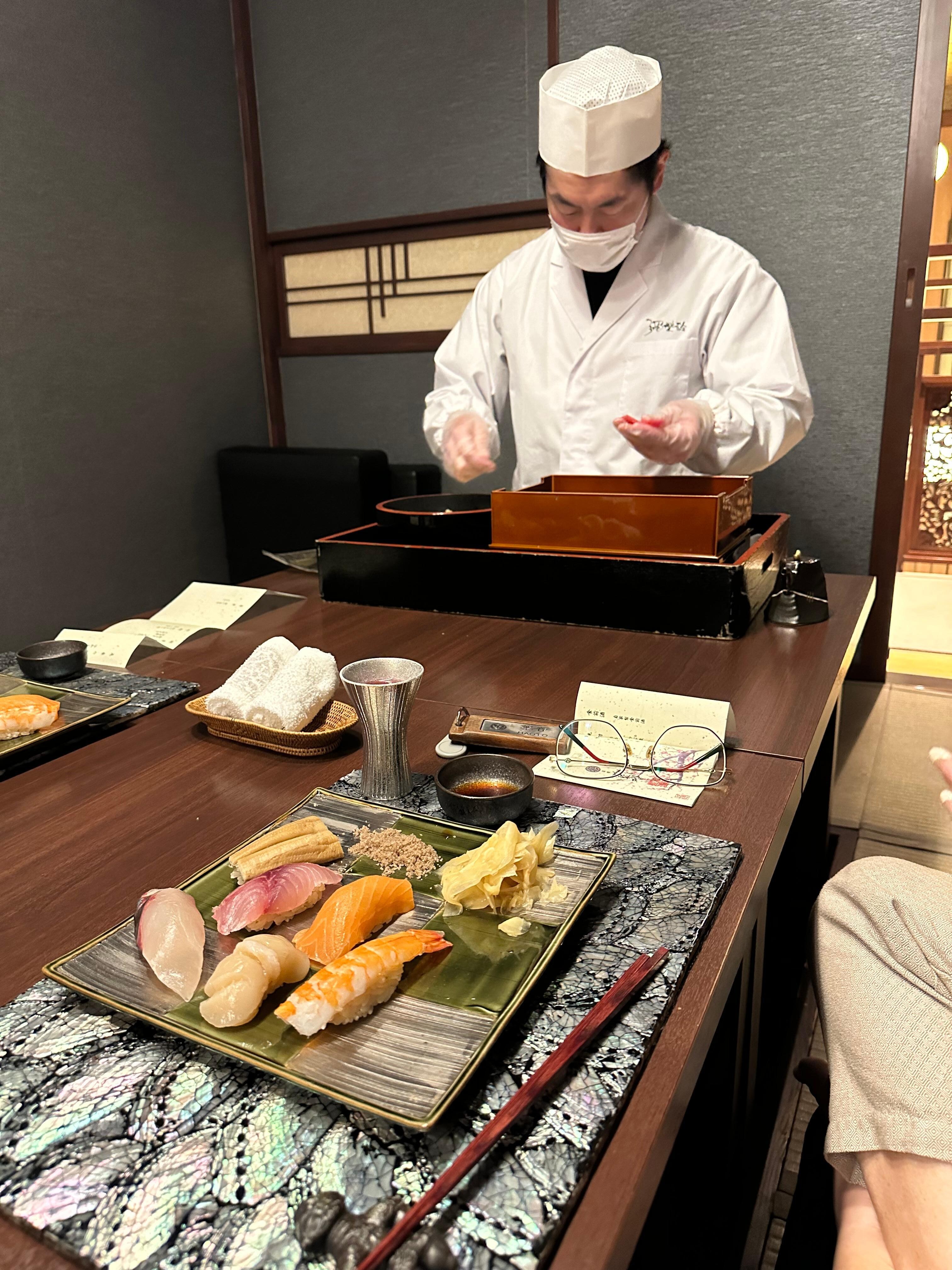 自選的壽司主菜晚餐，壽司師傅現場即製壽司