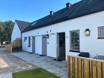 Framsidan mot parkeringen och stora vÀgen