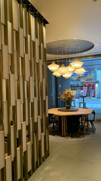 Lindo lobby con un pequeño café