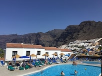 Las Rosas pool