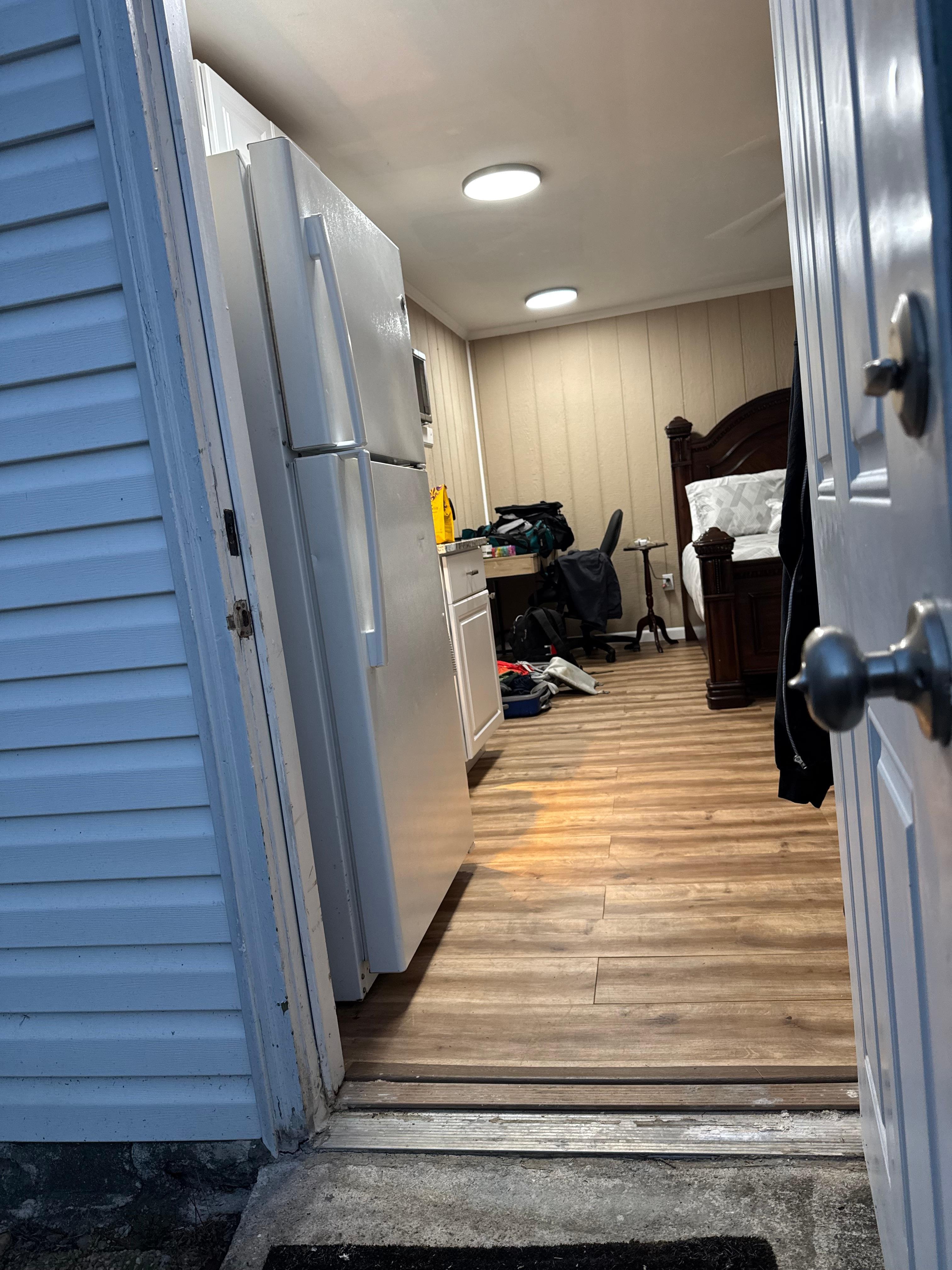 Entrance to the detached room. 