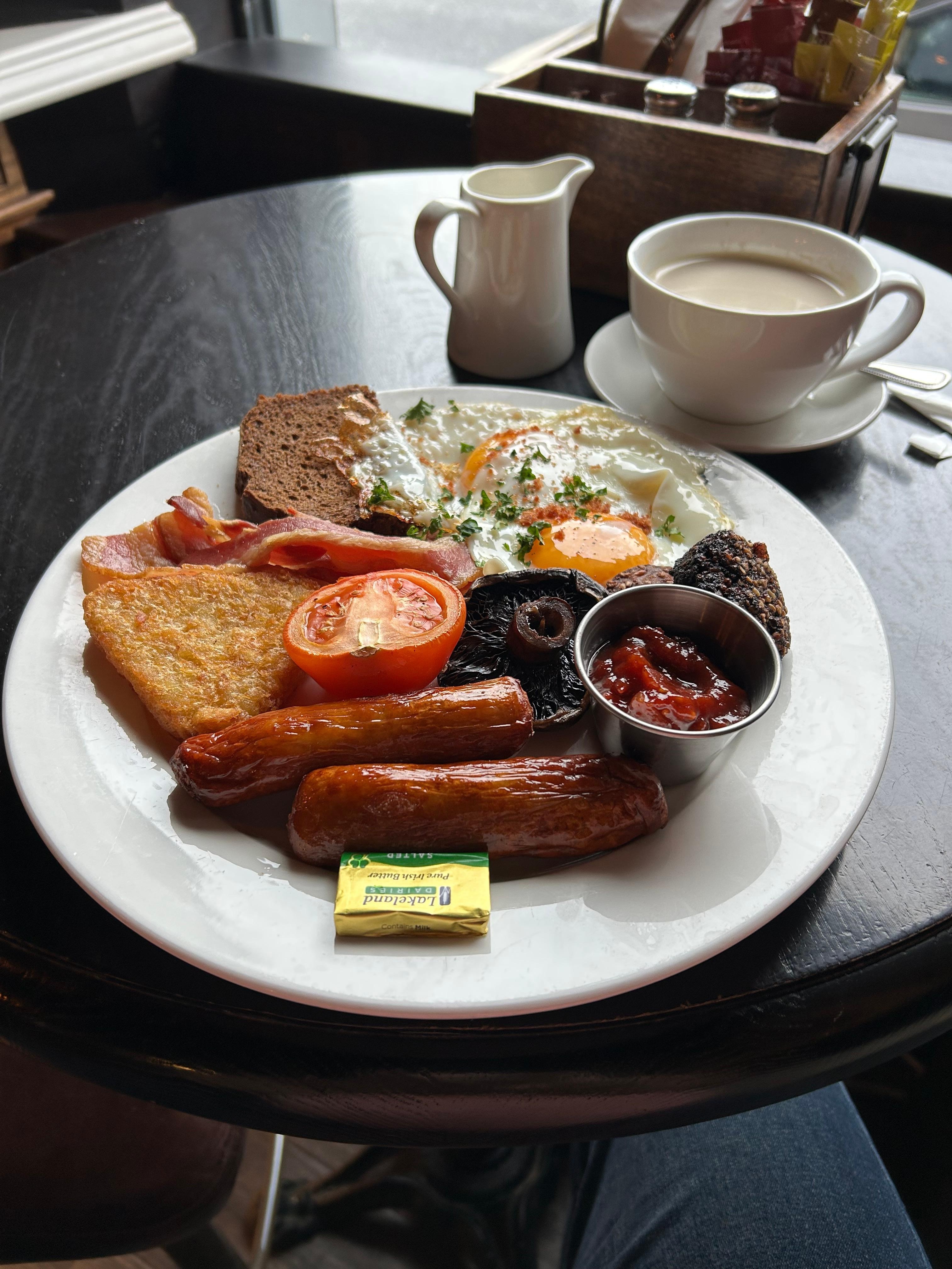 Irish breakfast in the bar   downstairs…😜
