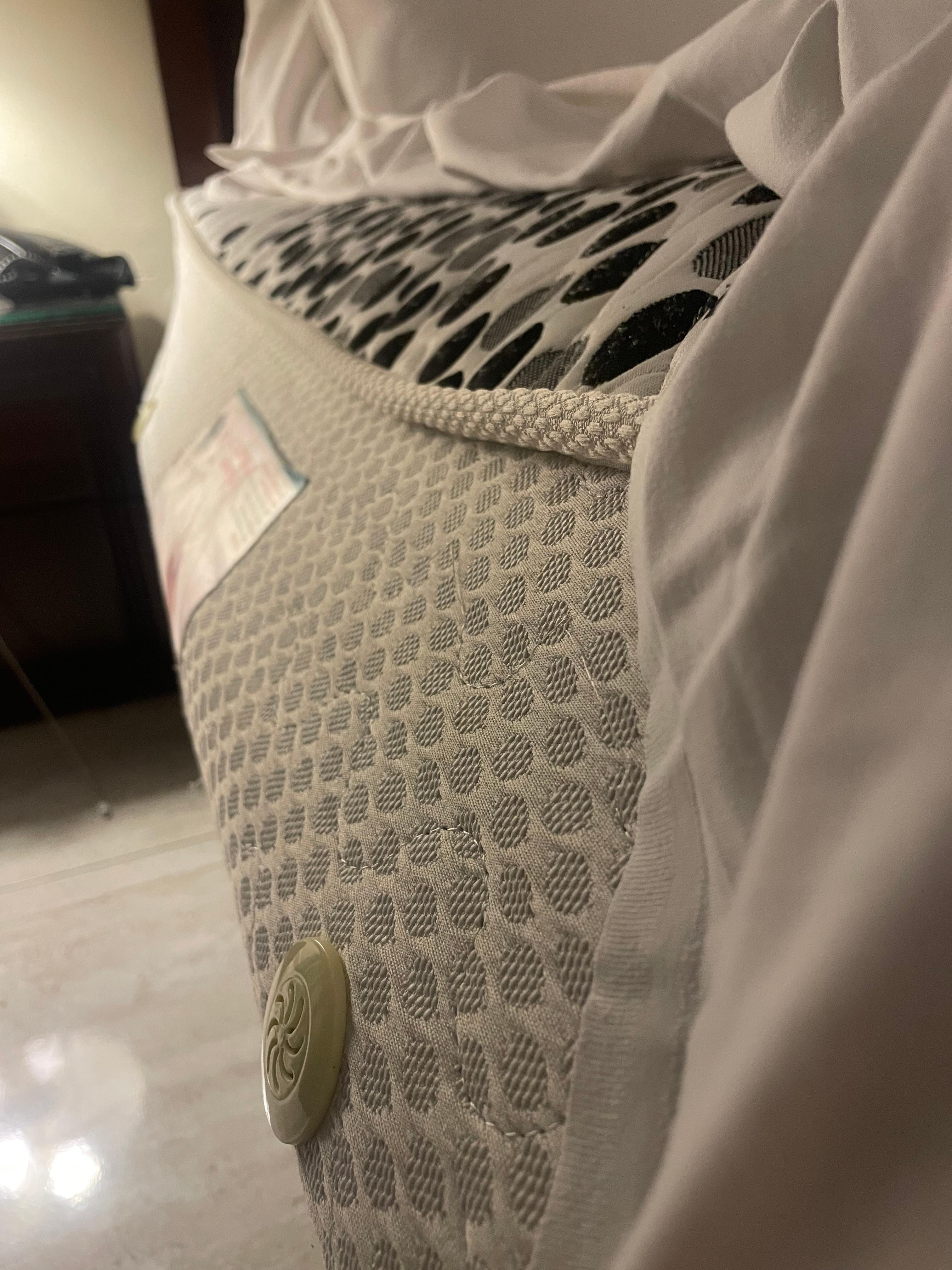 colchão extremamente velho, desmanchado