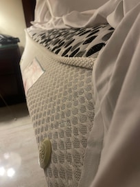 colchão extremamente velho, desmanchado