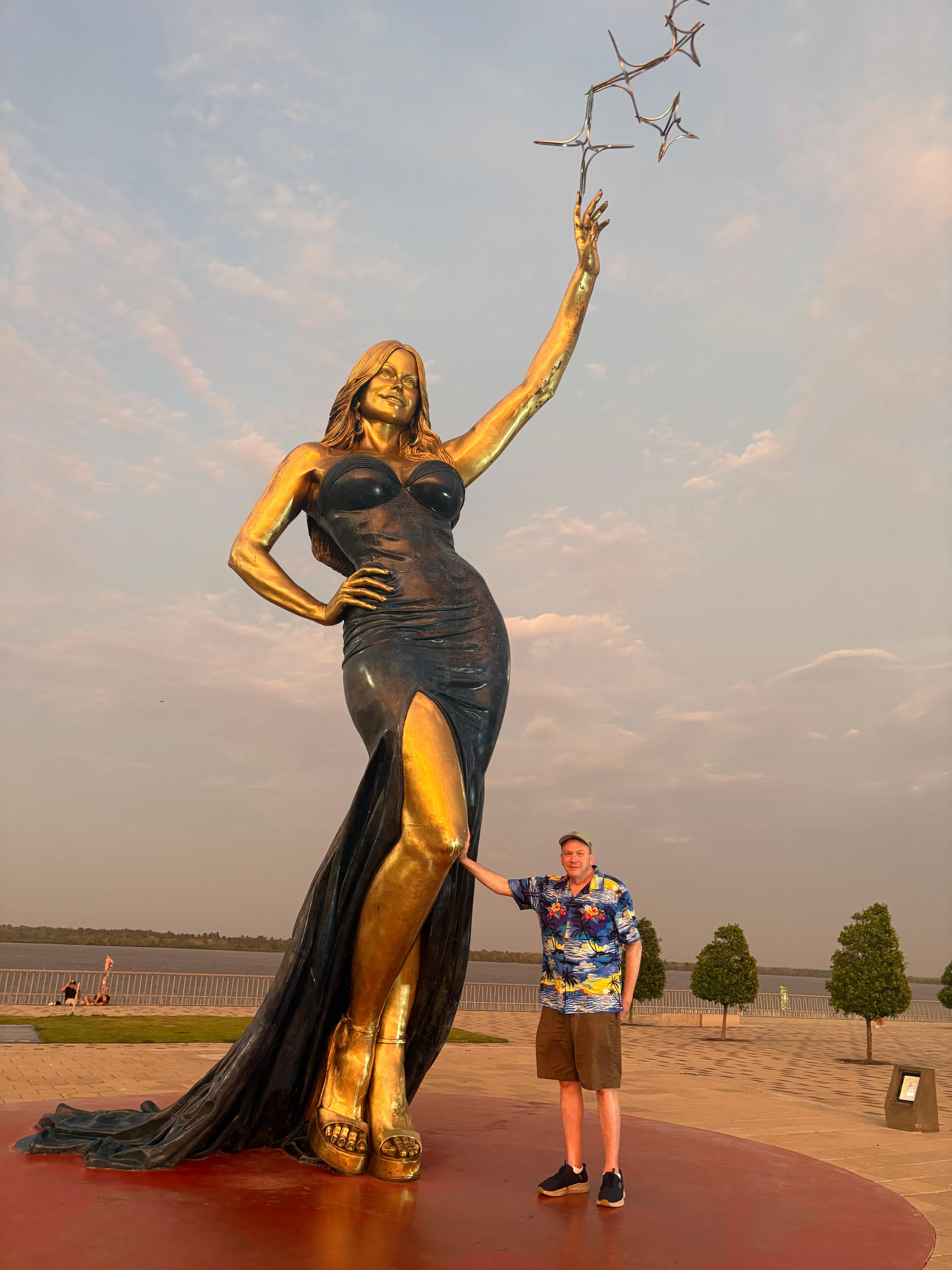 Statues honoring Barranquilla natives, Shakira & Sophia Vergara along the boardwalk.  Lots of tourists, safe in the evening. 