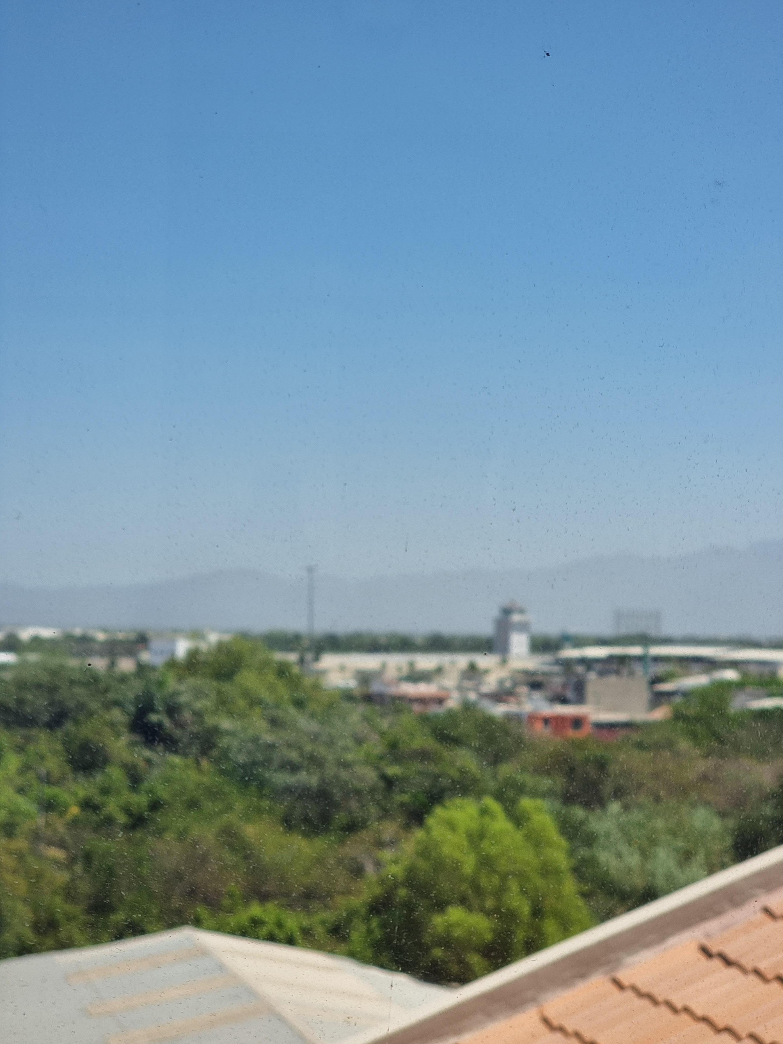 Muy cerca del aeropuerto.