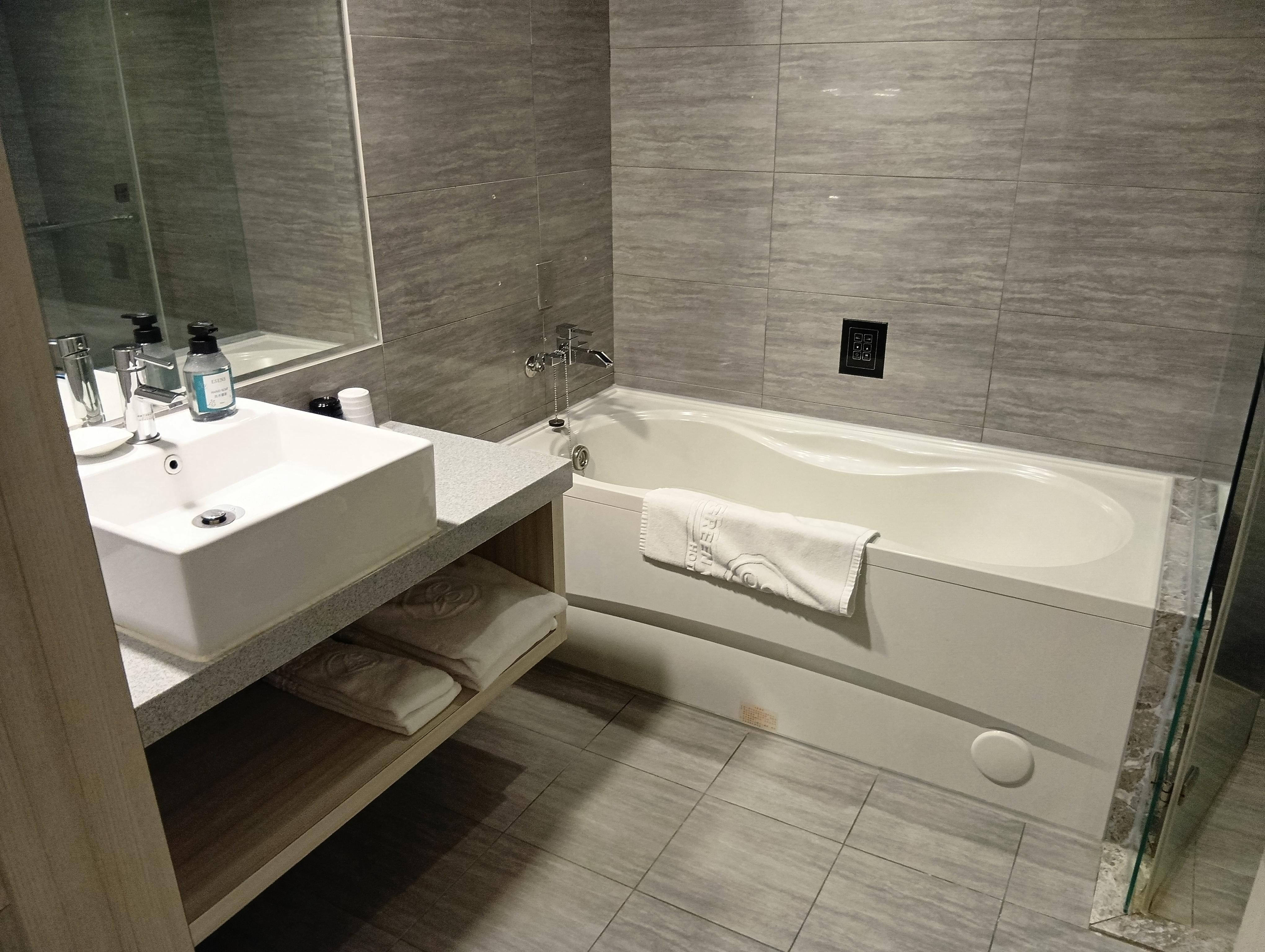 湯船につかれるが、溢れたら大変