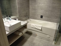 湯船につかれるが、溢れたら大変