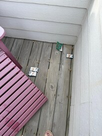 The people before us left their trash on the balcony and found random butts stuff in the cracks there and downstairs on the main deck and balcony. Even some on the side deck shoved in the crack.