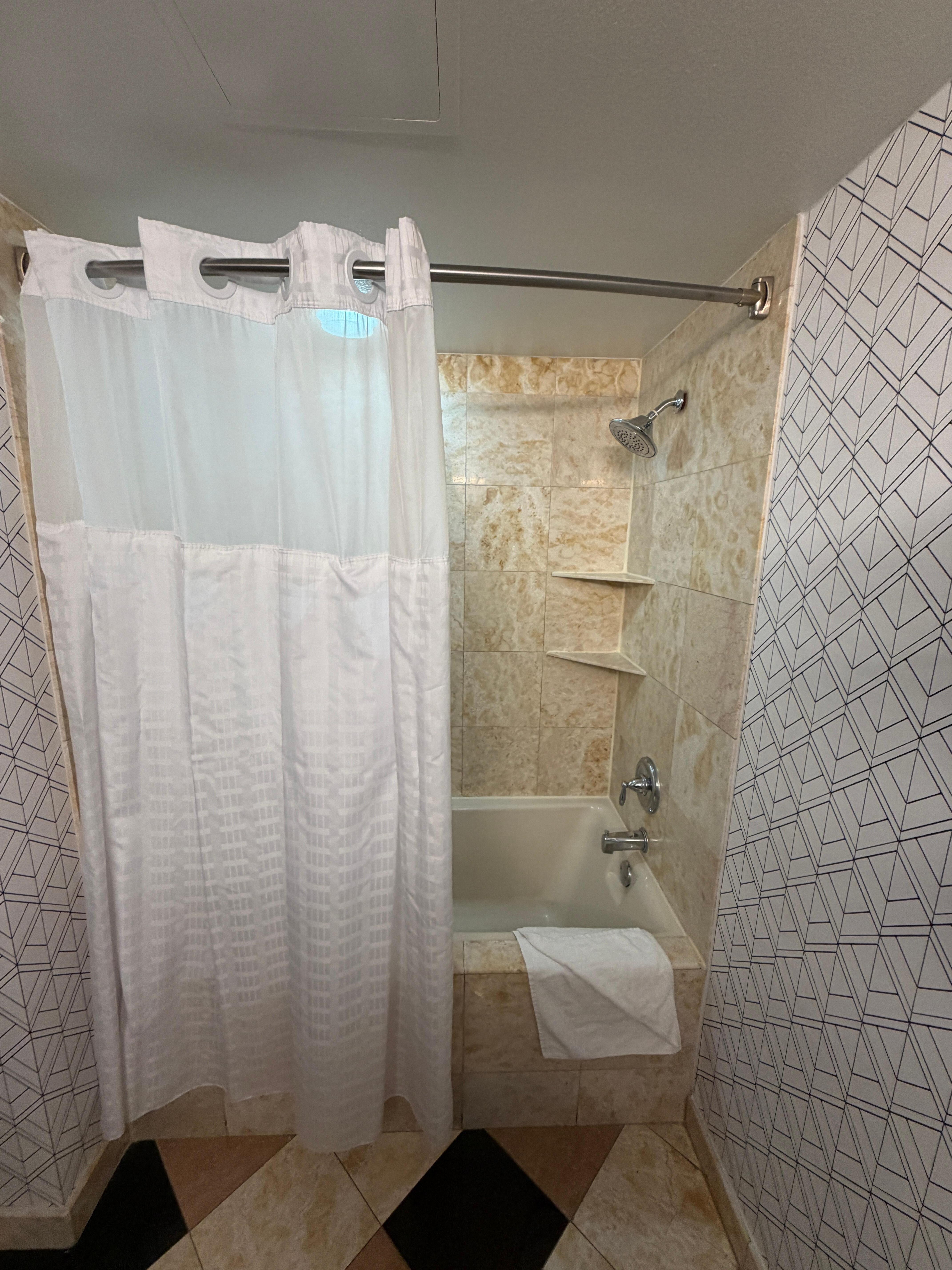 Badewanne mit Dusche