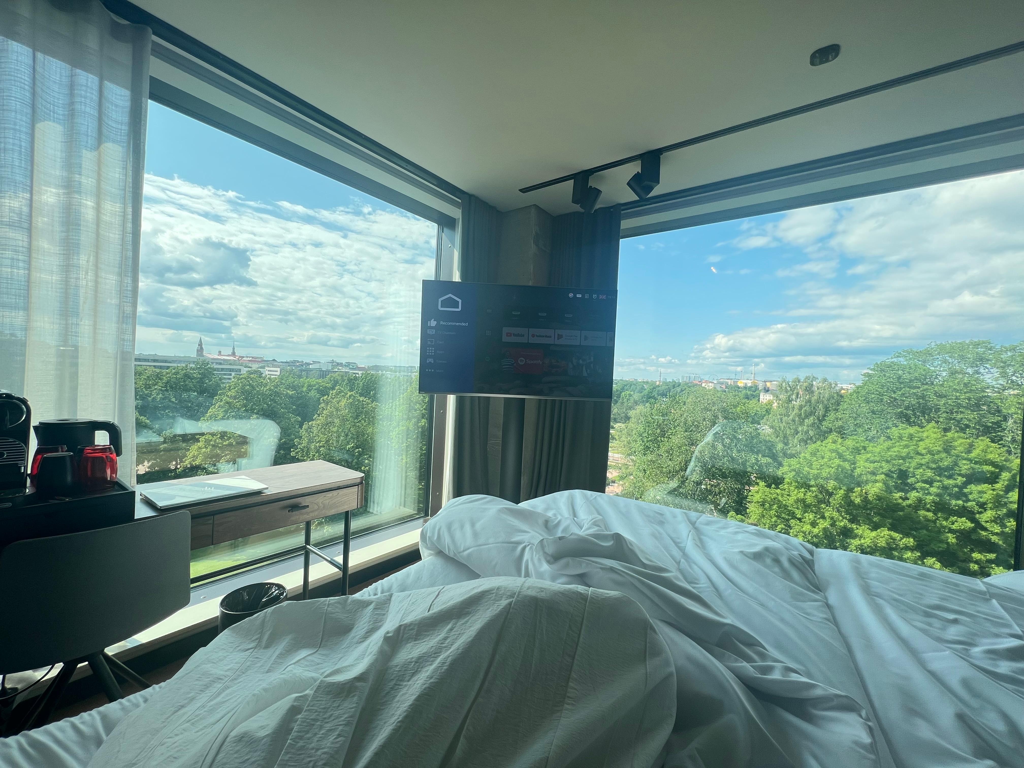 角部屋で白夜の太陽が沈むところと日の出のどちらも見れました。