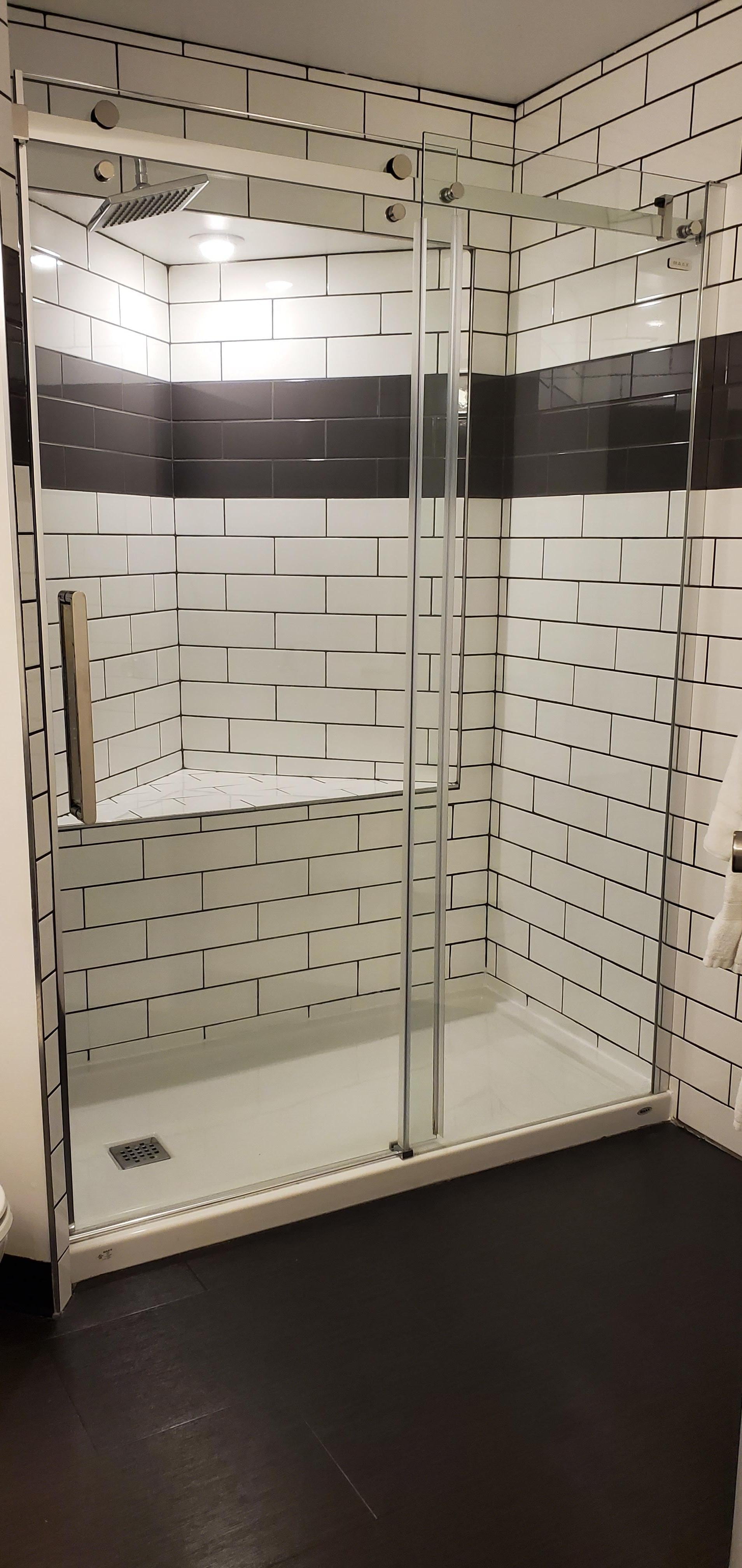 Salle de bain parfaite et complète. Séchoir, miroir portatif produits de bains et peignoirs. 