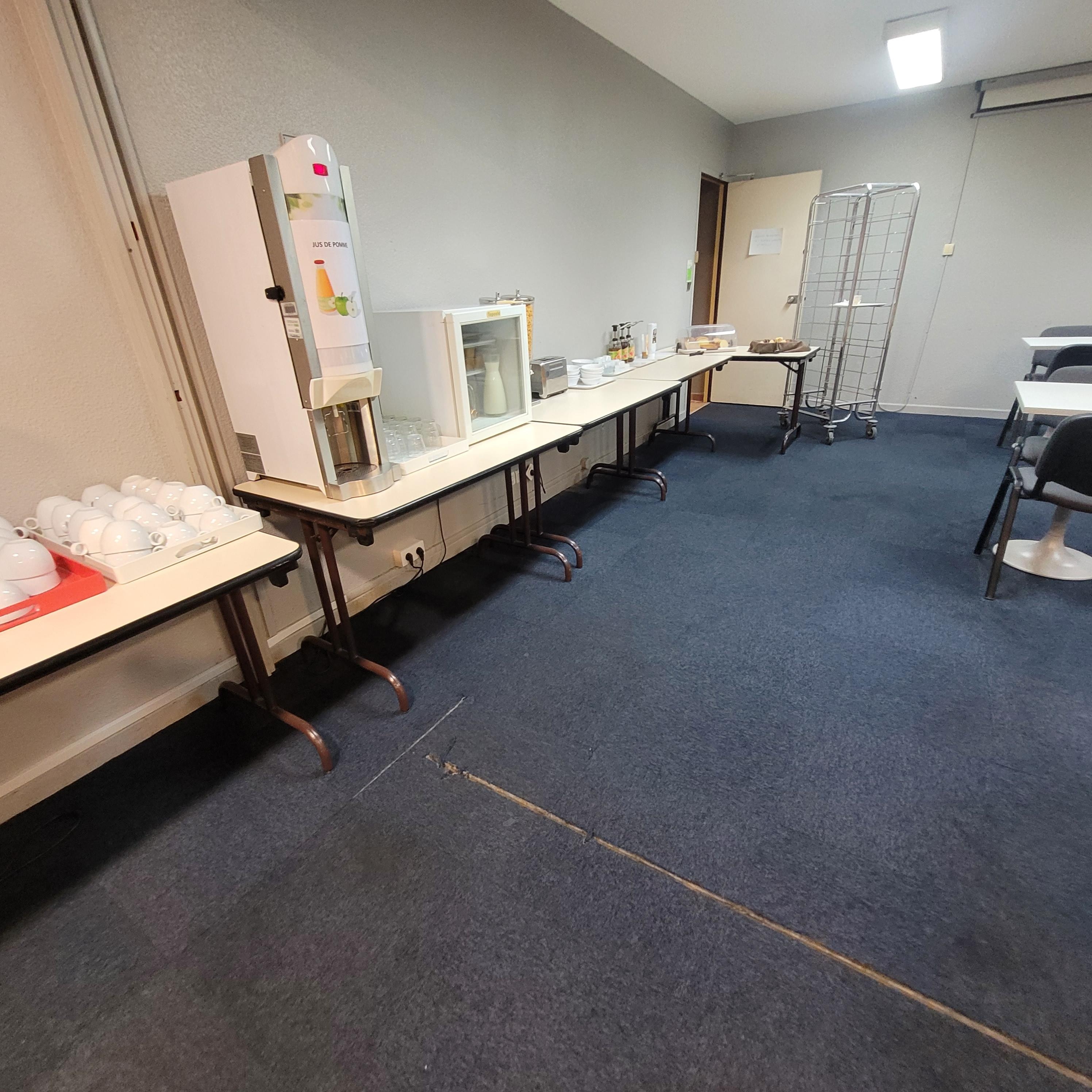 la salle du petit déjeuner complètement délabré