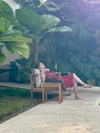 Relax total bajo vegetación exhuberante