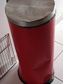 Poubelle cabossée de partout