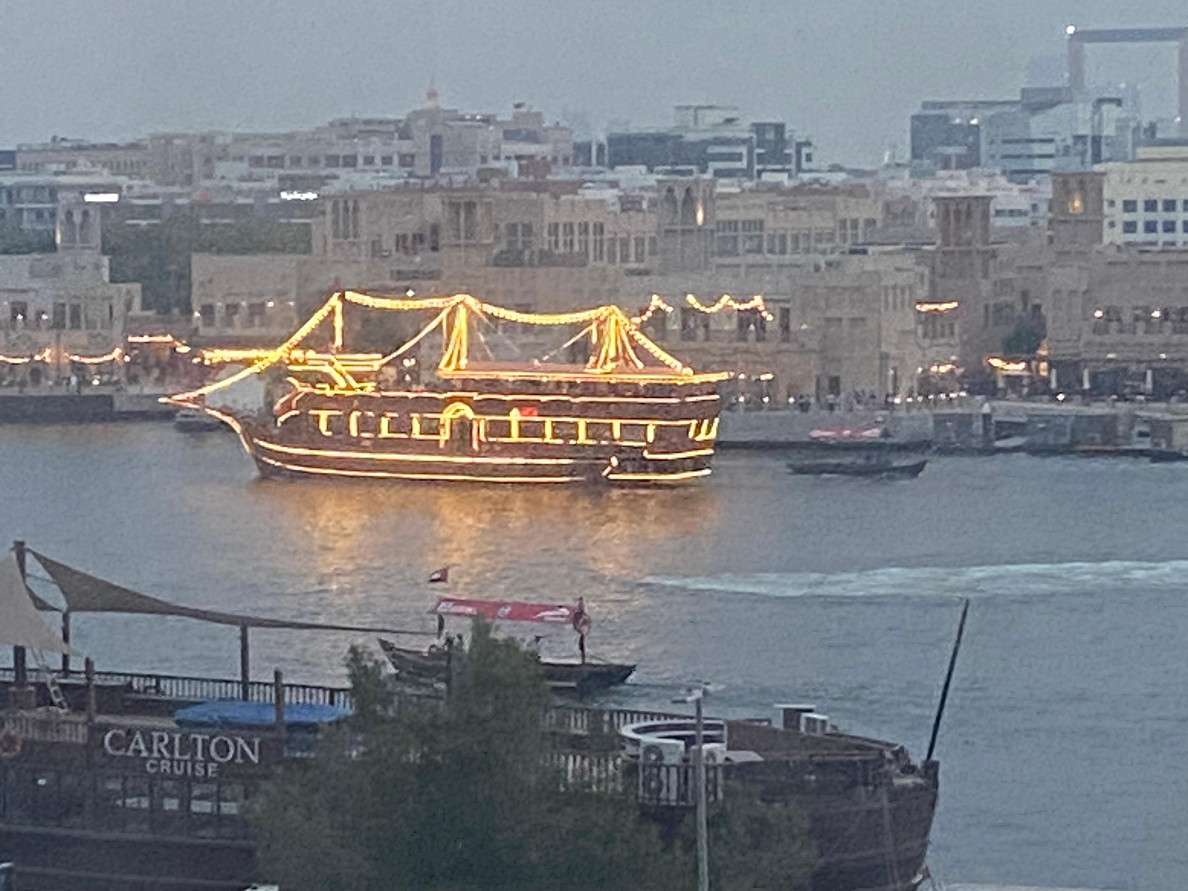 Blick auf den abendlich Dubai Creek