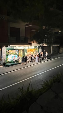 Great place
To eat across the steeet