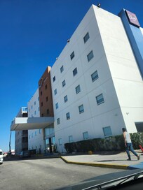 Hotel excelente que lo estan ampliando...por lo mismo no cuenta con estacionamiento y te mandan a un terreno y tu auto termina lleno de tierra