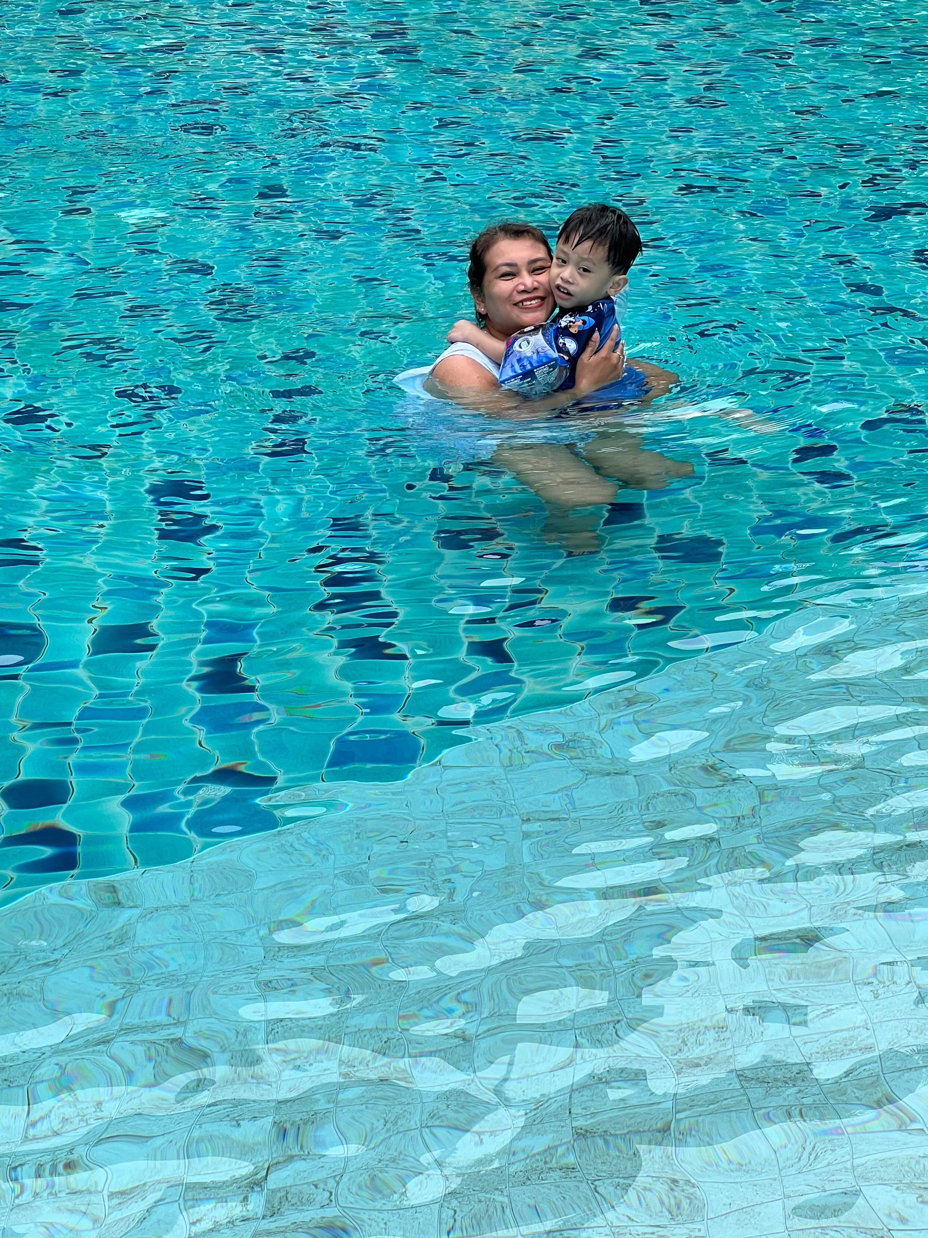 Fint poolområde med bar.