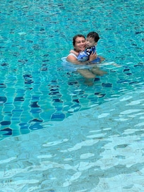 Fint poolområde med bar.