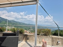 Am Pool liegen und in die Berge schauen