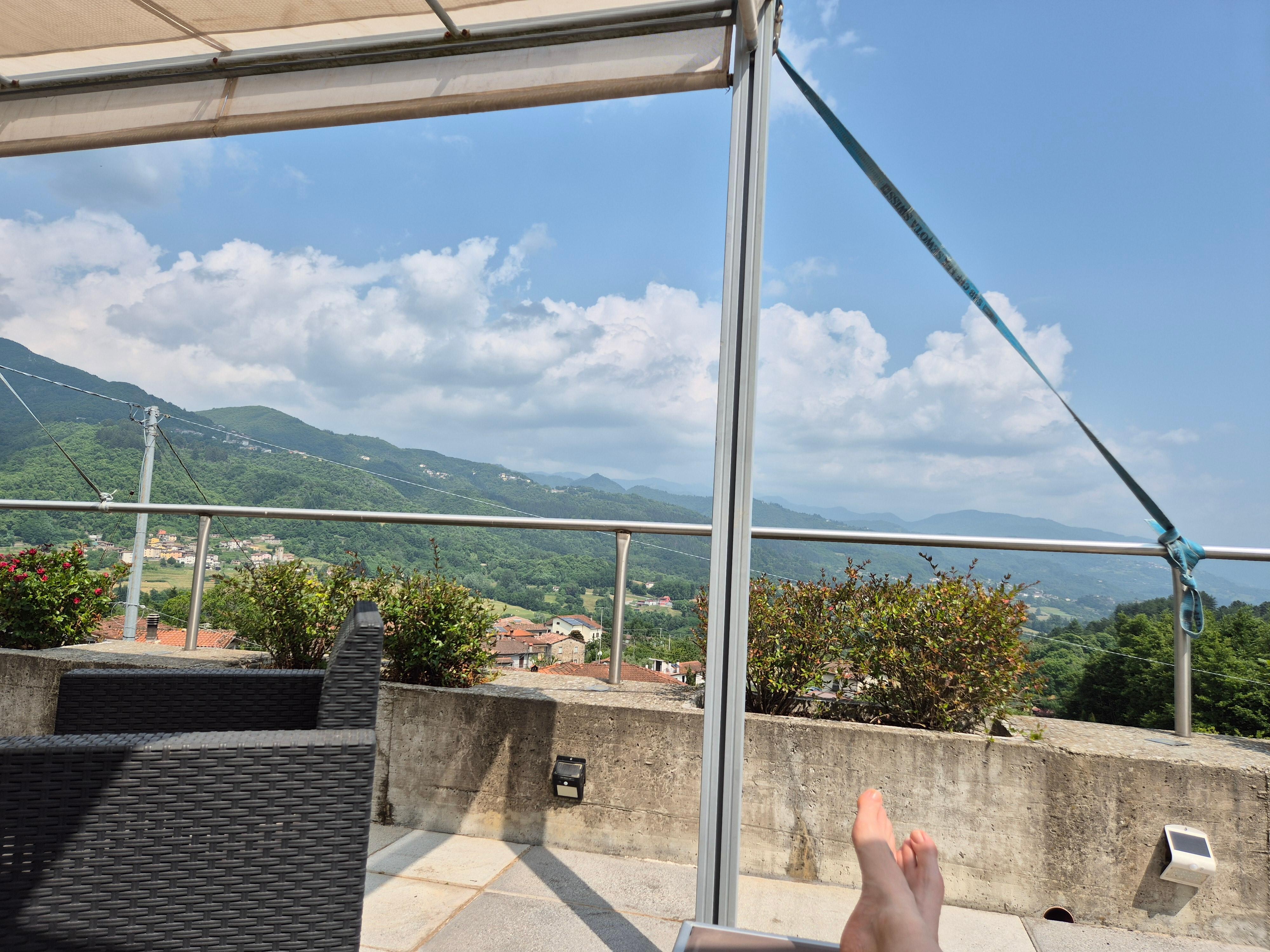 Am Pool liegen und in die Berge schauen 