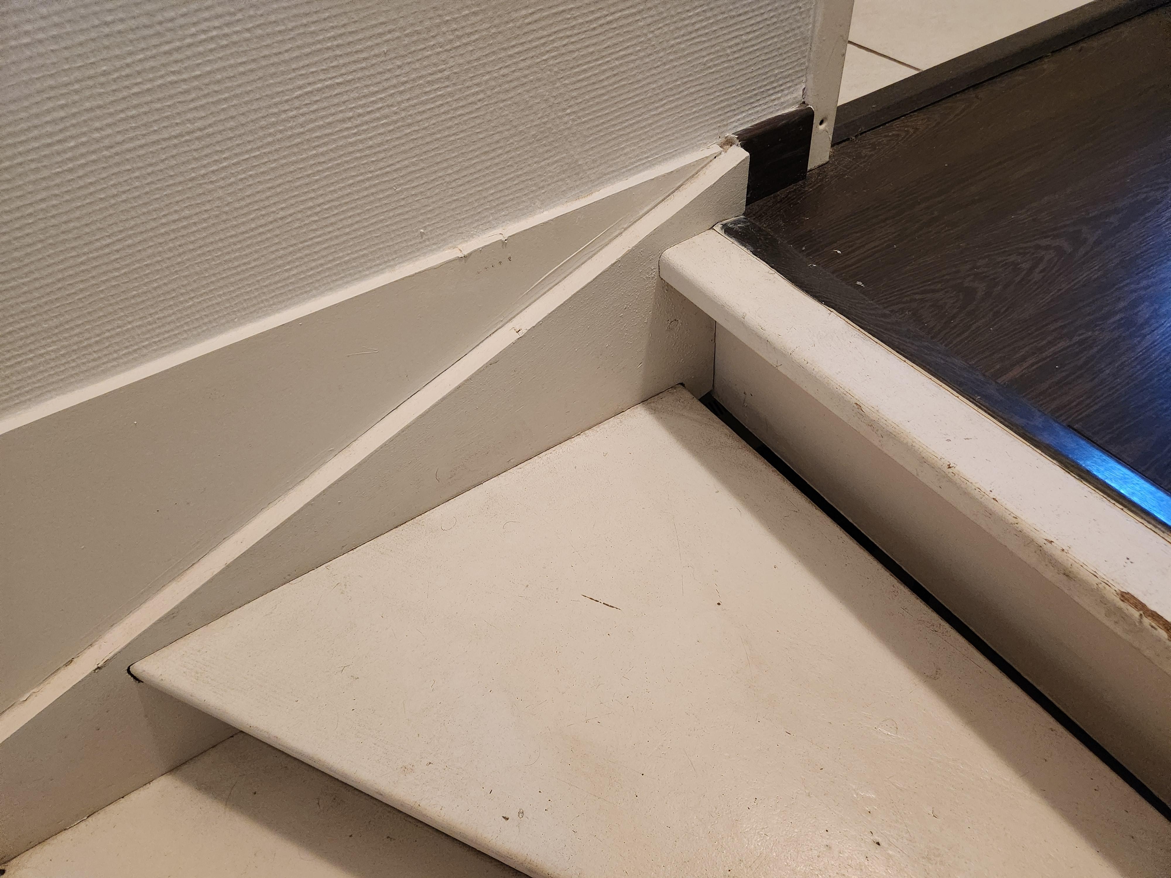 Crasse sur le bord de l'esclalier, dont les marches bougent bizarrement sous mon poids. (je ne suis pas un poid plume non plus)