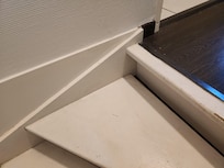 Crasse sur le bord de l'esclalier, dont les marches bougent bizarrement sous mon poids. (je ne suis pas un poid plume non plus)