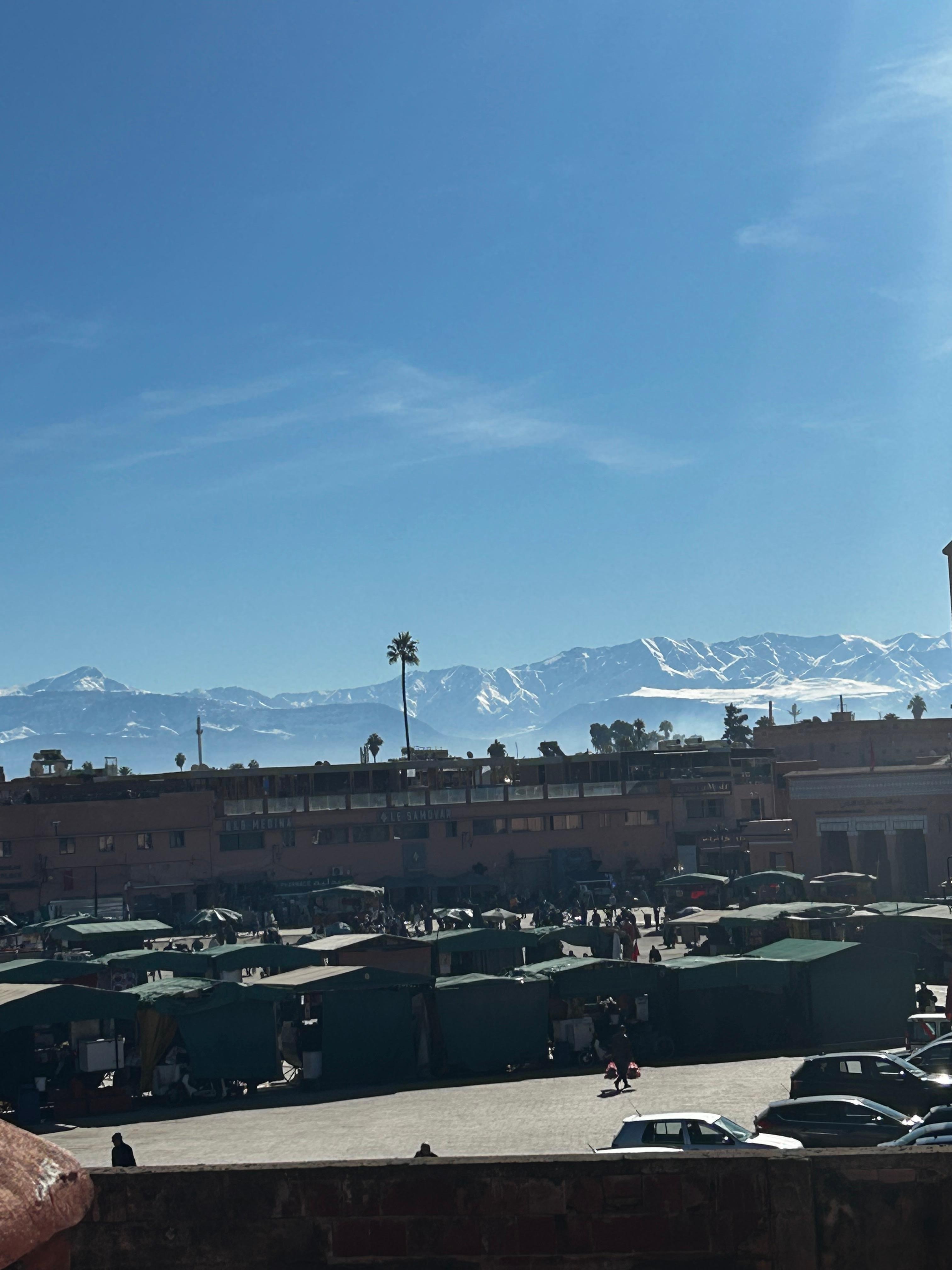 Photo depuis la terrasse du Riad vu sur le marché et les montagnes de l’Atlas 