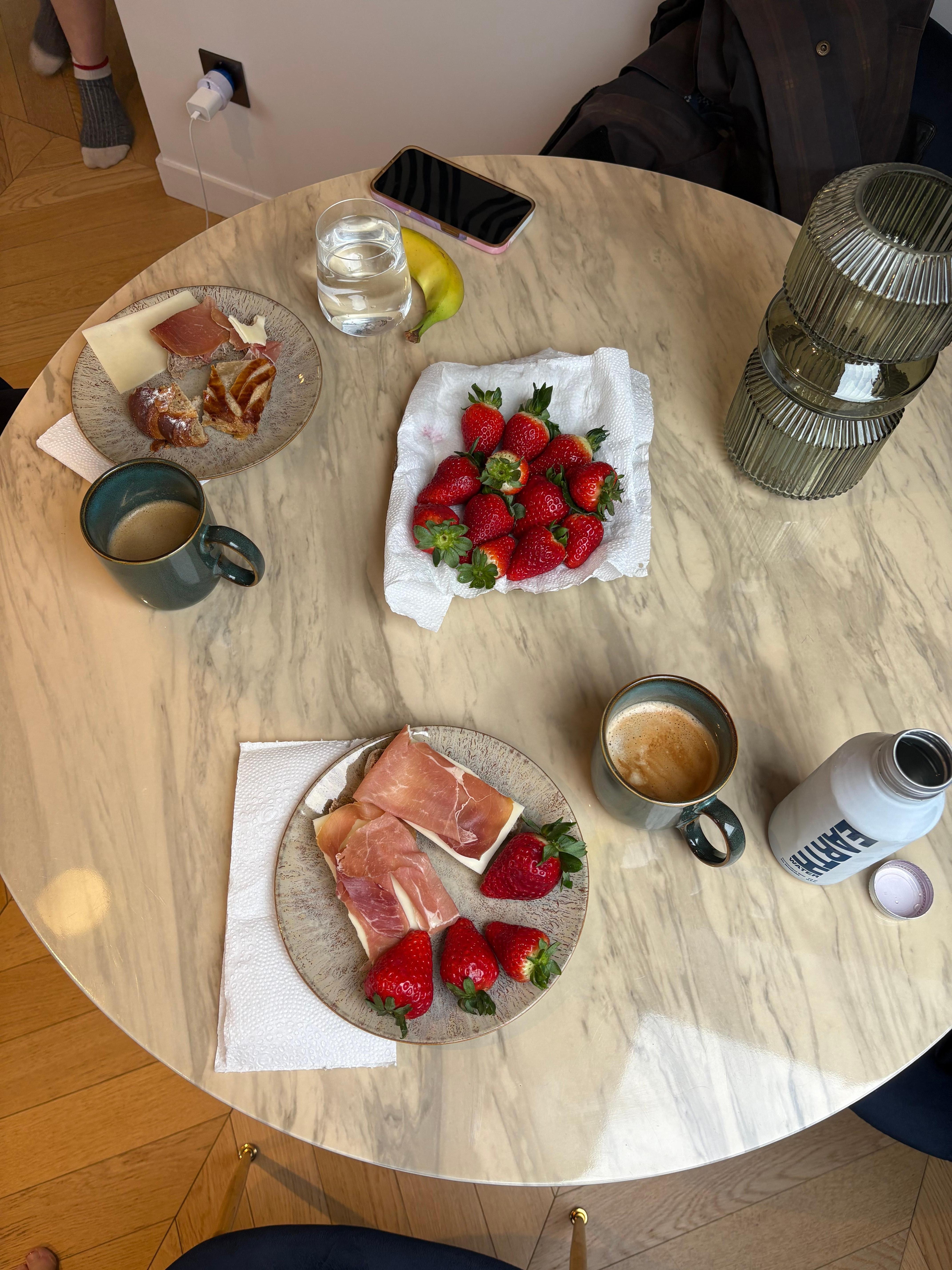 Relaxing breakfast before starting the day. 