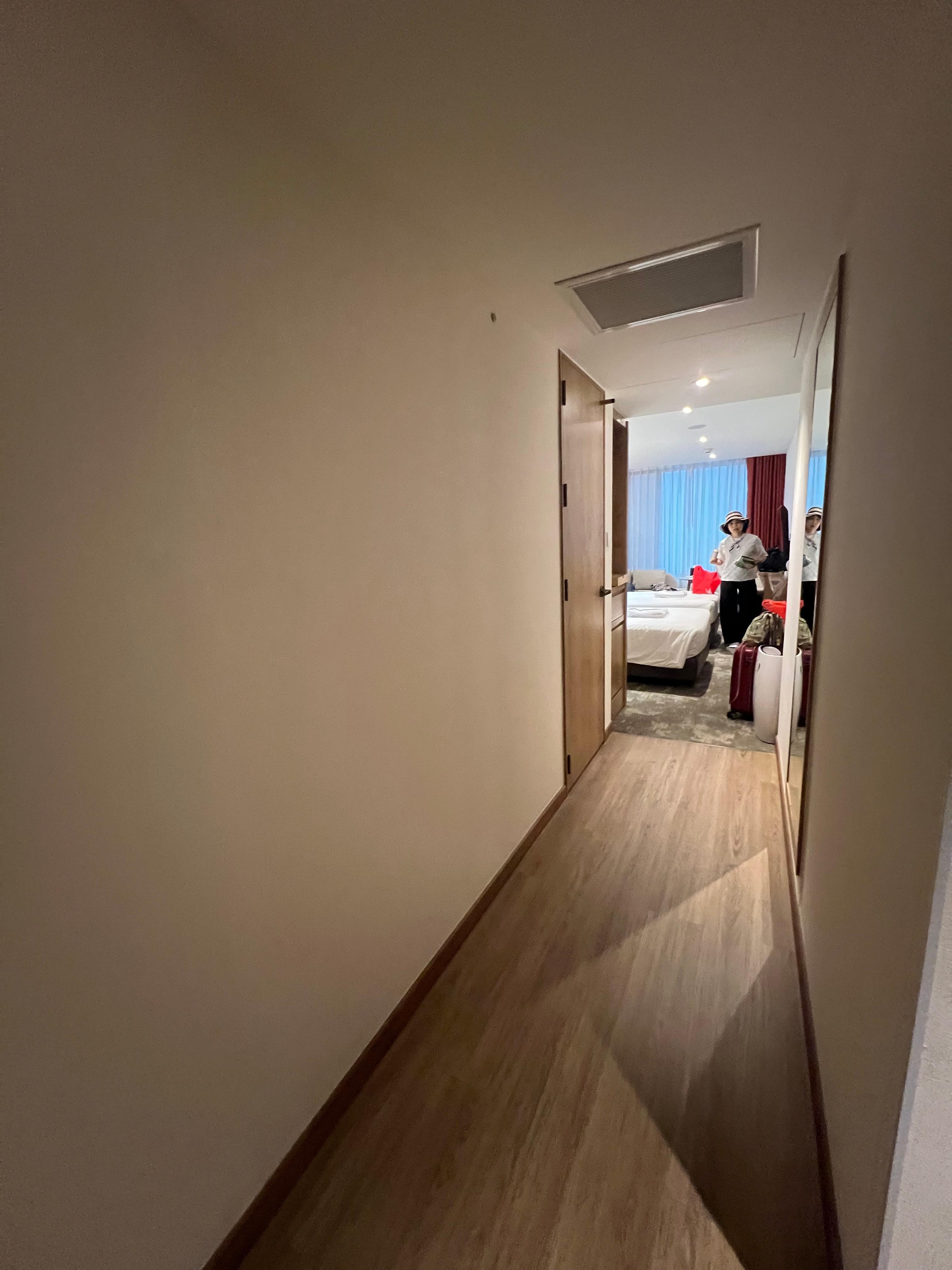 ちょっと廊下あり
左側ドアがバスルーム