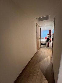 ちょっと廊下あり
左側ドアがバスルーム