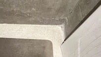 Spinnweben in der Ecke von der Toilette