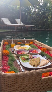 Floating breakfast