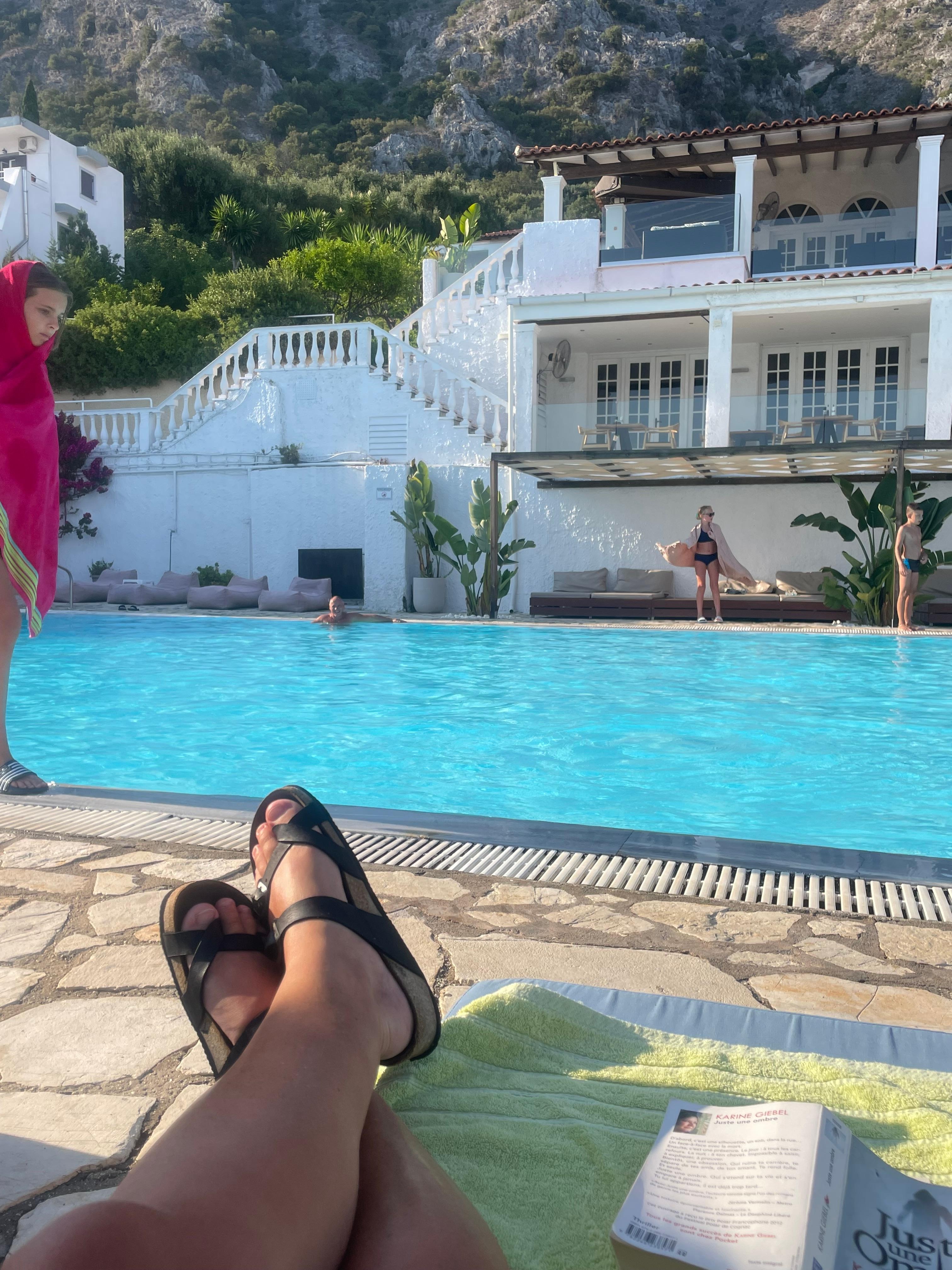 Piscine bien assez grande avec transats et parasols