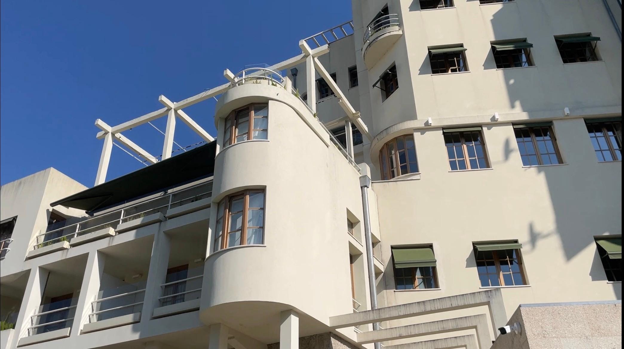 Fachada vista da piscina