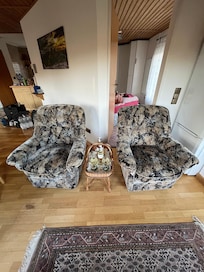 Die Sitzgruppe, die aber leider ungünstig platziert ist. Das Badezimmer im oberen Stock ist über den Flur erreichbar.