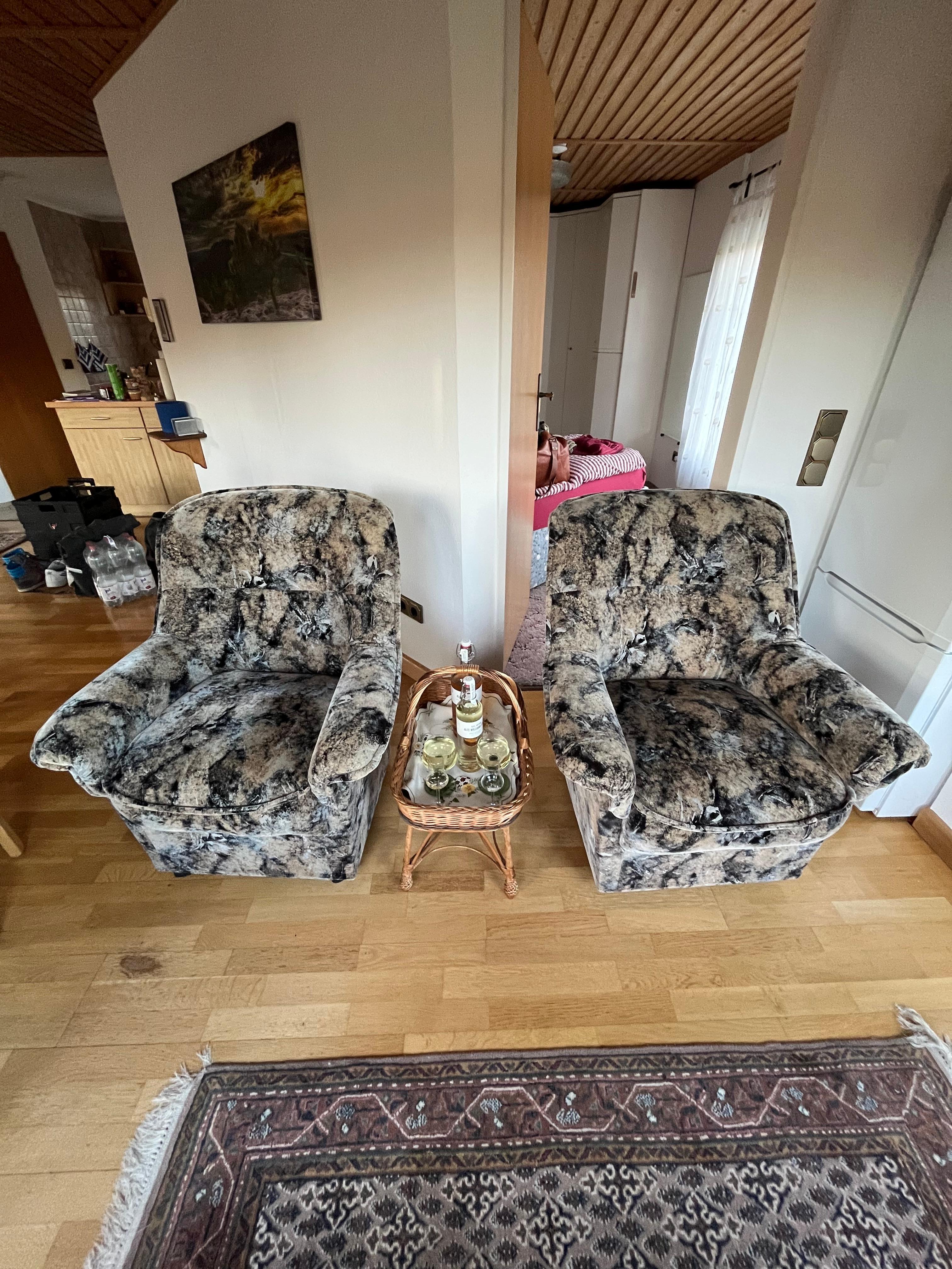 Die Sitzgruppe, die aber leider ungünstig platziert ist. Das Badezimmer im oberen Stock ist über den Flur erreichbar.