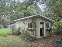 Easy access to cottage from driveway.
