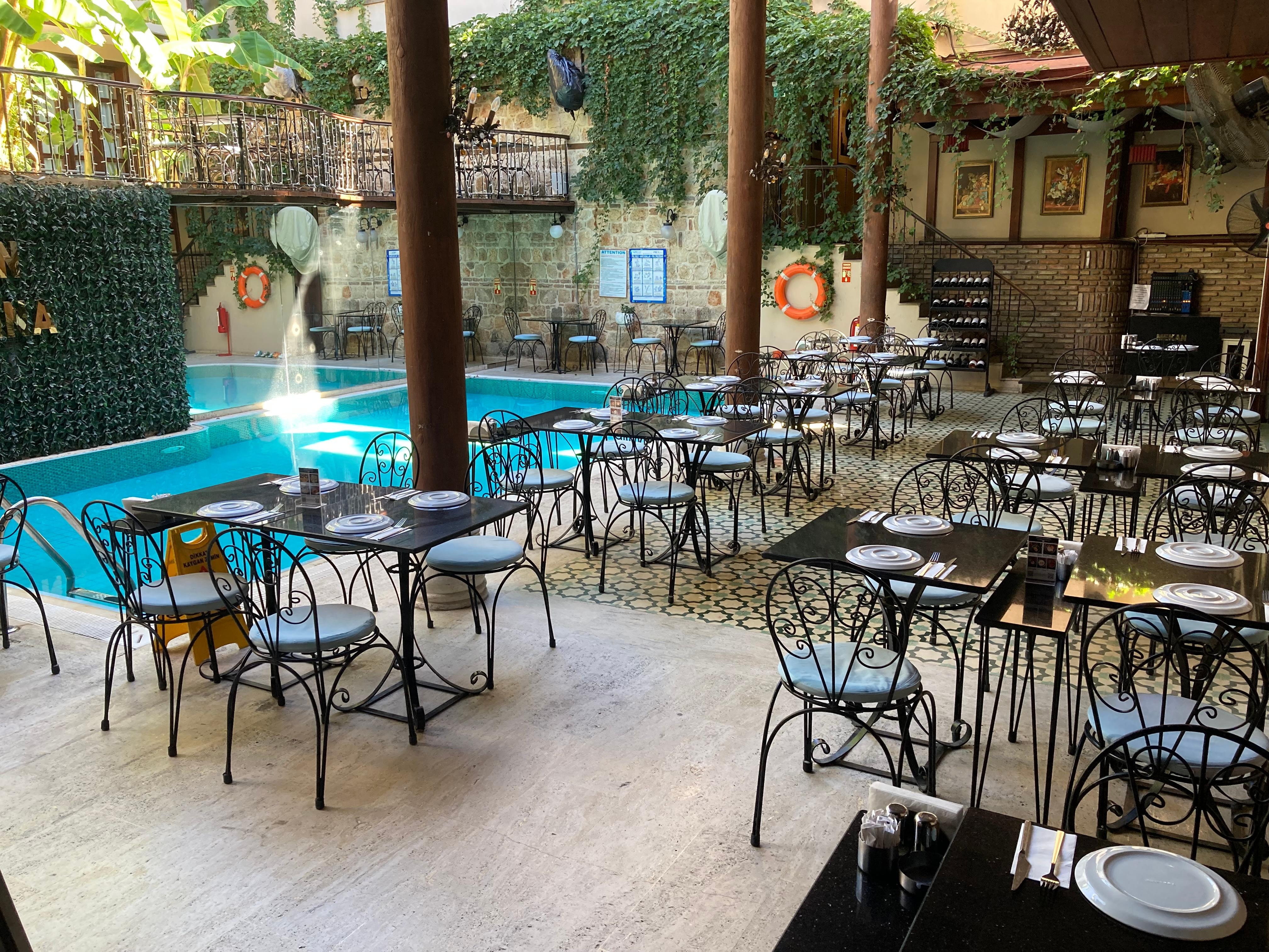 Restaurante y piscina del hotel 