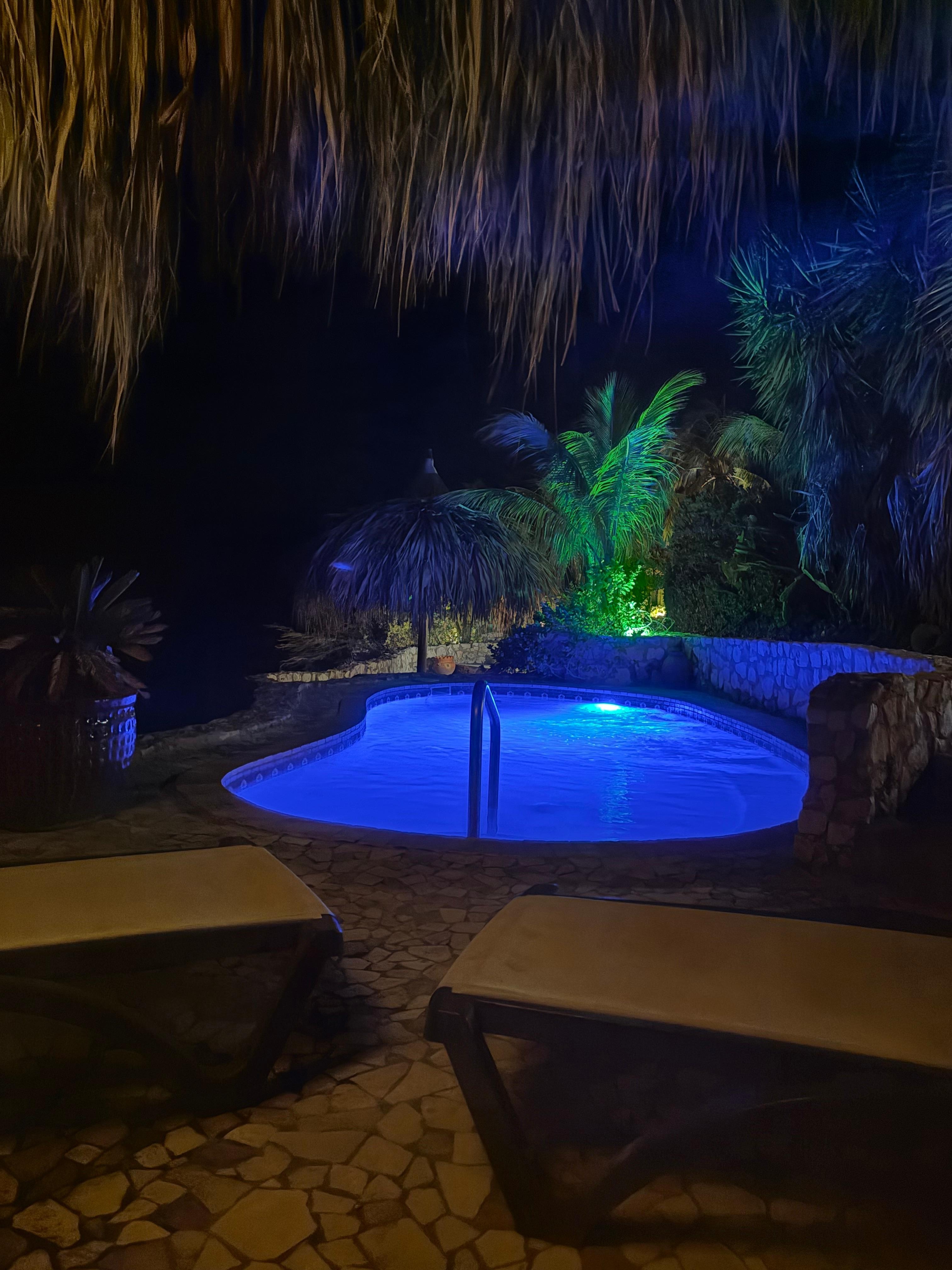 Night view of the jacuzzi 