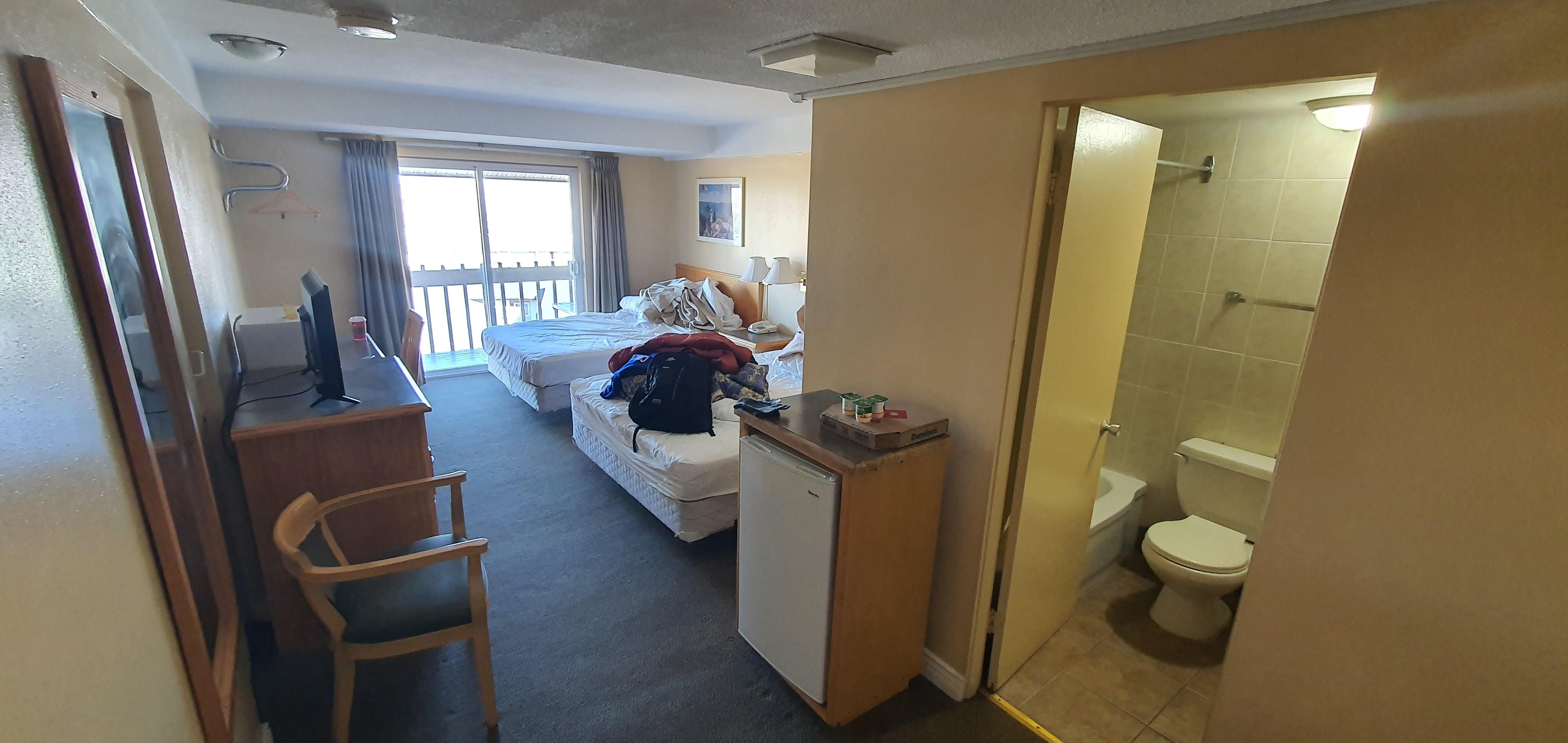 Fridge, microwave, bathtub, all clean.