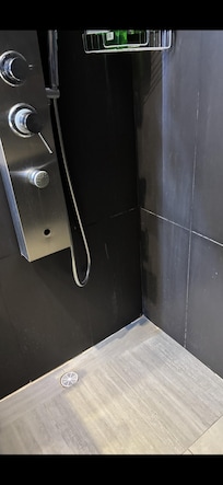 Shower of other bedroom