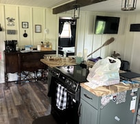 Entry into a beautifully done remodel - a touch of openness to anyone's getaway...sorry for the untidy in the pics - not part of the cabin, haha!💜